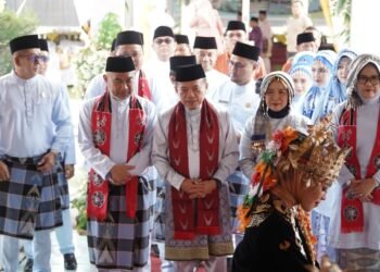 Gubernur Jambi Al Haris bersama Ketua TP-PKK Provinsi Jambi Hj. Hesnidar Haris disambut tarian adat saat menghadiri Rapat Paripurna DPRD Kabupaten Bungo dalam rangka HUT ke-60 Kabupaten Bungo di Muara Bungo, Minggu (19/10/2025). (Dok. Erict - Diskominfo)