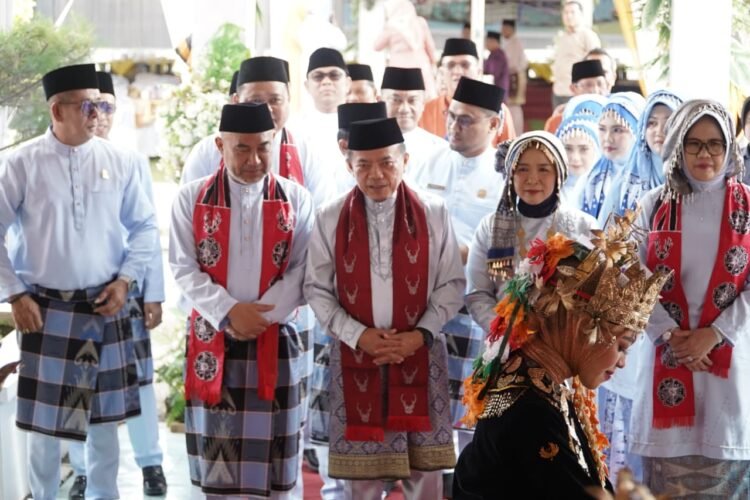 Gubernur Jambi Al Haris bersama Ketua TP-PKK Provinsi Jambi Hj. Hesnidar Haris disambut tarian adat saat menghadiri Rapat Paripurna DPRD Kabupaten Bungo dalam rangka HUT ke-60 Kabupaten Bungo di Muara Bungo, Minggu (19/10/2025). (Dok. Erict - Diskominfo)