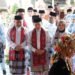 Gubernur Jambi Al Haris bersama Ketua TP-PKK Provinsi Jambi Hj. Hesnidar Haris disambut tarian adat saat menghadiri Rapat Paripurna DPRD Kabupaten Bungo dalam rangka HUT ke-60 Kabupaten Bungo di Muara Bungo, Minggu (19/10/2025). (Dok. Erict - Diskominfo)