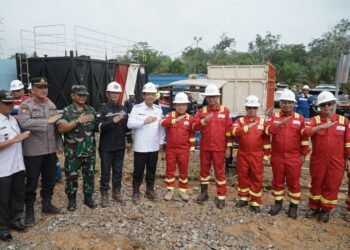 Gubernur Jambi Al Haris bersama Wakil Menteri ESDM Yuliot Tanjung meninjau lokasi pengelolaan minyak masyarakat di Tempino, Kabupaten Muaro Jambi, Rabu (31/12/2025) (Dok, Stepanus)