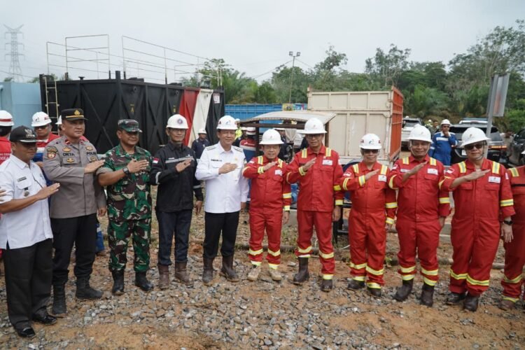 Gubernur Jambi Al Haris bersama Wakil Menteri ESDM Yuliot Tanjung meninjau lokasi pengelolaan minyak masyarakat di Tempino, Kabupaten Muaro Jambi, Rabu (31/12/2025) (Dok, Stepanus)