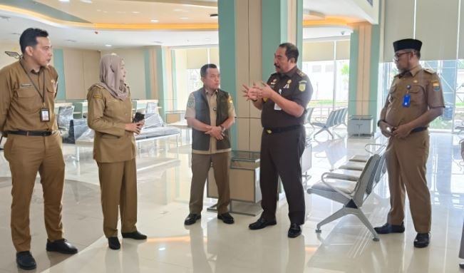 Gubernur Jambi Al Haris bersama Kajati, Sugeng Hariadi meninjau kesiapan Rumah Sakit Adhyaksa di kawasan Seberang Kota Jambi, Senin (19/1/2026)