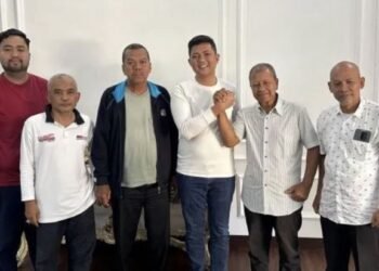 Ketua DPRD Provinsi Jambi M. Hafiz Fattah (tengah) berfoto bersama perwakilan Forum Warga Tolak Zona Merah usai pertemuan di rumah dinas Ketua DPRD Jambi, Minggu (18/1/2026).