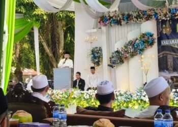 Gubernur Jambi Al Haris memberikan sambutan pada peringatan Isra Mi’raj Nabi Muhammad SAW yang dirangkai dengan Khataman Al-Qur’an di Pondok Pesantren Kasyiful Ulum, Sungai Gelam, Kabupaten Muaro Jambi, Minggu (25/2/2026). (Dok. Erit)