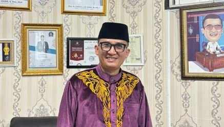 Juru Bicara Pemprov Jambi, Ariansyah, memberikan klarifikasi terkait beredarnya surat terbuka palsu yang mengatasnamakan Gubernur Jambi Al Haris mengenai kasus dugaan pengeroyokan guru di Tanjabtim. (Dok. Dedy)