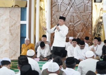 Gubernur Al Haris menyampaikan sambutan saat peringatan Isra Mi’raj Nabi Muhammad SAW sekaligus Haul Rajo Jambi Datuk Paduko Berhalo di Masjid Raya Tsamaratul Insan, Islamic Center Jambi, Selasa (20/1/2026). (Dok Erit - Kominfo)