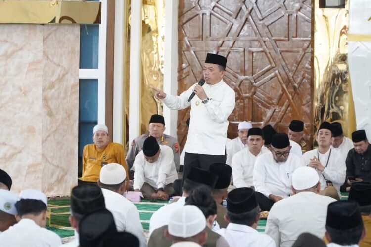 Gubernur Al Haris menyampaikan sambutan saat peringatan Isra Mi’raj Nabi Muhammad SAW sekaligus Haul Rajo Jambi Datuk Paduko Berhalo di Masjid Raya Tsamaratul Insan, Islamic Center Jambi, Selasa (20/1/2026). (Dok Erit - Kominfo)