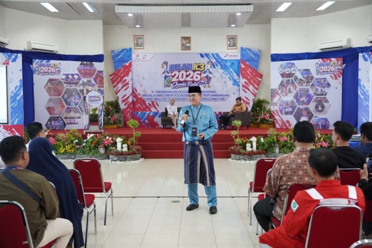 Kadis Kominfo Provinsi Jambi, Drs. Ariansyah, M.E., menyampaikan materi tentang bahaya judi online dalam kegiatan sosialisasi Bulan K3 Nasional 2026 yang digelar PT Pertamina Hulu Rokan Jambi Field di GSG Kenali Asam, Kota Jambi, Rabu (21/1/2026). (Dok. Stepanus)