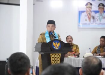 Gubernur Al Haris menyampaikan arahan saat membuka Rapat Kerja Kepala Sekolah SMA, SMK, dan SLB se-Provinsi Jambi di Kecamatan Kayu Aro, Kabupaten Kerinci, Sabtu (24/1/2026). (Dok. Erit)