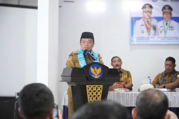 Gubernur Al Haris menyampaikan arahan saat membuka Rapat Kerja Kepala Sekolah SMA, SMK, dan SLB se-Provinsi Jambi di Kecamatan Kayu Aro, Kabupaten Kerinci, Sabtu (24/1/2026). (Dok. Erit)